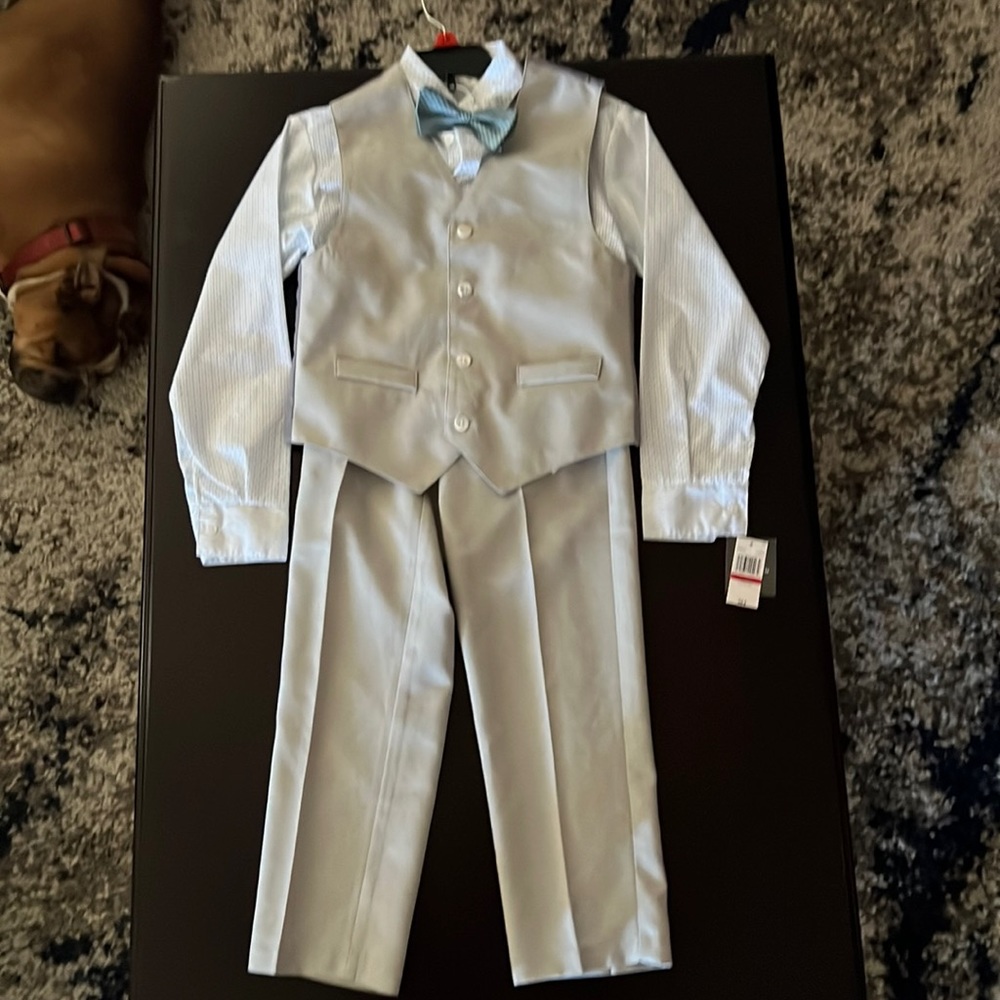 Brand new Van Heusen 4-piece suite